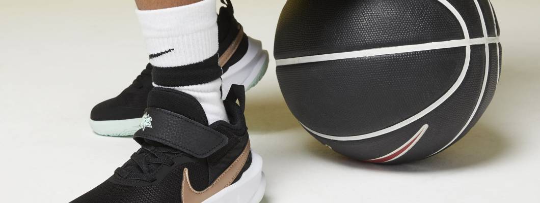 Дитячі баскетбольні кросівки Nike Team Hustle D 10. Огляд, переваги, як вибрати та купити.