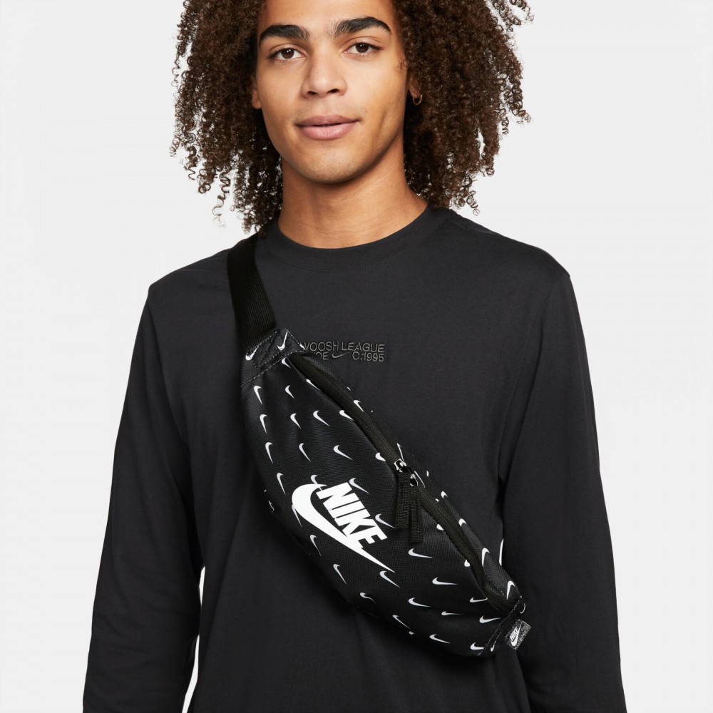 Сумка-бананка на пояс Nike Heritage Waistpack для зберігання дрібних предметів (DM2161-010)
